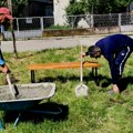 Neformalna grupa „Moja zajednica“ u MZ Rasadnik ulepšala zajednički prostor uz podršku EU