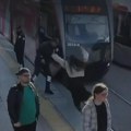 (Uznemirujuće!) da ti se sledi krv u žilama! Devojka spasena u poslednji čas od udara tramvaja: Sve zabeležila nadzorna…