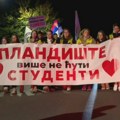 Studenti koji iz Vršca pešače u Novi Sad stigli u Plandište: Vatromet, baklje i transparent - "Plandište više ne ćuti"