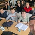 Pročitao je stih na majici i zaplakao: Profesor Slaven postao hit zbog načina na koji je čuvao svoje đake!