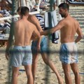 Đoković bez majice igra odbojku: Nole se baš opustio u Crnoj Gori, na pesku igra meč sa bratom, a evo ko im pravi društvo…