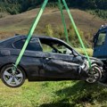 (Foto) Teška nesreća na ulazu u Guču! Auto završio na njivi posle sudara, aktivirana dizalica: Sumnja se da je ovo uzrok, ima…