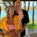 Voditeljka se udala za milionera i nestala iz javnosti. Sada pokazala kako uživaju: Ona u roze bikiniju, biznismen je grli oko…