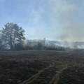 Prokupački vatrogasci gase požar u Donjem Zdravinju, gori trava i nisko rastinje