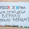 FOTO: Prekrečen grafit-čestitka Vučiću koji je juče osvanuo kod škole "Vladislav Ribnikar"