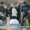 Bebu spustili u istu raku sa nedužnim bratom i majkom ubicom Sahranjeni mališani koje su ubili roditelji u Petrovaradinu…