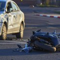 Još jedan motociklista završio na asfaltu: Posle udesa u Zemunu intervenisala Hitna