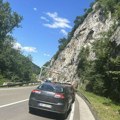 Saobraćajna nesreća u tunelu kod ovčar banje: Sudarili se kamion i automobil, stvaraju se dugačke kolone