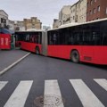 Imamo slike! Pomahnitali autobus bez vozača sam krenuo sa stajališta i udario u banderu i parkirani kombi