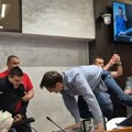 (VIDEO) Haos u Skupštini Kraljeva, obezbeđenje napalo odbornika
