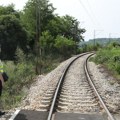 Tinejdžerku (14) udario voz: Nosila slušalice dok je prelazila prugu: Užas u Italiji