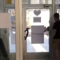 Profesorka kamenom udarala po ulaznim vratima Ekonomskog fakulteta u Subotici (VIDEO)