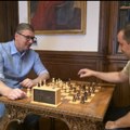 Vučić objavio fotografiju iz Predsedništva na kojoj se vidi kako igra šah