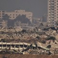 Izrael gađao bolnicu u Gazi – najmanje 15 poginulih, među kojima i kamerman Rojtersa