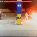 Horor na benzinskoj pumpi, pokušao da spali radnike: Jeziv snimak iz komšiluka, muškarac od točilice napravio bacač plamena…