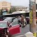 Prve fotografije jezive nesreće na Karaburmi: Vozila uništena, povređeni leže na ulici