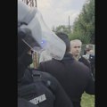 (VIDEO) Privođenje i u Novom Sadu: Policajci priveli mladića jer je bacio pirotehničko sredstvo