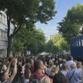 Odavanje pošte: Cveće, sveće, Knjiga utisaka, kod škole Ribnikar u kojoj su deca ubijena