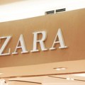 ZARA LETNJE SNIŽENJE 2026: Stižu popusti do 70%, a rasprodaja počinje ranije nego inače Ugg predstavlja letnje sandale koje…