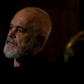 Narod blokira ulice, Edi Rama deli AI snimke na mrežama: "Flamingo revolucija" trese Albaniju VIDEO
