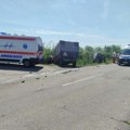 Kombi i traktor završili u jarku: Nesreća na putu Mokrin-Kikinda, tečnost i delovi vozila rasuti po kolovozu (foto)