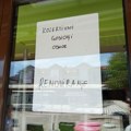 Na vratima lokala koji je inspekcija navodno zatvorila zbog trovanja dece piše: „Renoviranje i godišnji odmor“