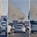 Драматични снимци с моста Бешка: Гори возило! Ватрогасцима отежан пролаз, нико не поштује прописе за хитне случајеве! Велики…