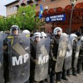 Srbi nastavljaju protest na severu KiM, oklopna vozila patroliraju ulicama