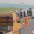 Užasna nesreća kod Požarevca Kamion prevrnut, ispod njega motocikl! Saobraćaj zaustavljen (video)