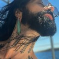 Božo Vrećo pozira u 'toplesu' Kontroverzni umetnik uživa na Braču, a ovo je njegova kolekcija kupaćih kostima foto