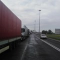 Kamioni čekaju sedam sati na izlaz iz Srbije na prelazu Batrovci