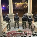 Policija rasterala demontrante: Ispred Skupštine grada uviđaj
