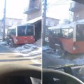 Autobus GSP sleteo sa puta i uleteo u dvorište kuće! Haos u Zaklopači - pojavio se i snimak na mrežama! (VIDEO)