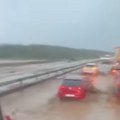 (Video) Apokaliptične scene na: Auto-putu Kiša i grad pretvorili saobraćajnice u reke, vozila "plivaju" kroz blato i mulj