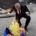 VIDEO: Poljski evroparlamentarac spalio zastavu EU, pre toga njom obrisao cipele