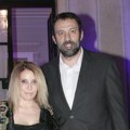 Emotivni trenutak Vlade Divca i njegove žene! Supruga ga ne pušta iz zagrljaja, svi su uočili jedan detalj