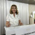 Sremska Mitrovica počinje isplatu pomoći za udžbenike Roditelji osnovaca dobijaju između 8.000 i 14.000 dinara