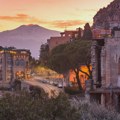 Tamo gde Etna stražari, a talasi ljuljaju: Letnji san na Siciliji