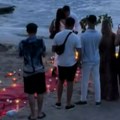 Svi pričaju o kupaču koji je ukrao šou tokom prosidbe: Snimak sa plaže na Jadranu nasmejao sve
