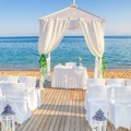 Svi pričaju o kupaču koji je ukrao šou tokom prosidbe: Snimak sa plaže na Jadranu nasmejao sve