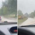 Snažno nevreme pogodilo grad u Srbiji: Ulice skroz poplavljene, vozila jedva idu (Foto)