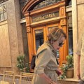 (Paparaco) Ceca Bojković u centru Beograda uživa sa prijateljem: Glumica u 77. godini sređena od glave do pete: Osmehuje se i…