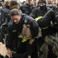 Kako je nemačka policija suzbijala proteste ove godine: Od hapšenja devojčice do pritiskanja uhapšenih kolenom po vratu