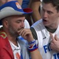 Lepa scena i uprkos porazu Srbije: Naš čovek plače na tribinama, Finac ga grli i teši, tu je i Letonac...