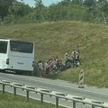 Deca zarobljena kod Beške: Autobus otkazao, mališani čekaju spas