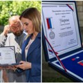 Srbin stradao u Peći pre 27 godina braneći otadžbinu! Đurđević Stamenkovski uručila Boračku spomenicu porodici poginulog borca…