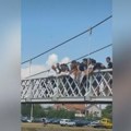 Nepoznati muškarci oteli transparent „Spasimo Studenicu“ i bacili ga u Ibar: Studenti tvrde da su napadnuti, dve studentkinje…