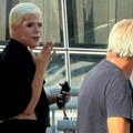 Uroš Stanić u šok izdanju stigao kod Mitrovića: U visokim štiklama ušetao u zgradu Pinka
