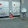 Grafiti i nalepnice SNS-a kod Hale Jezero, uoči skupa sa Vučićem