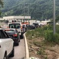 Smena turista - formirana kolona vozila na graničnom prelazu sa Crnom Gorom